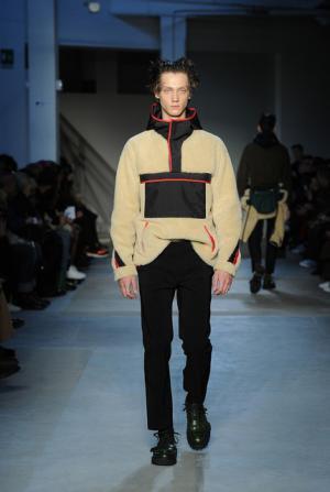 “政治”“デモ”の空気感をスタイルに、N°21が感じる時代の変化【2017-18秋冬メンズ】