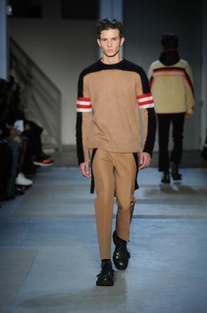 “政治”“デモ”の空気感をスタイルに、N°21が感じる時代の変化【2017-18秋冬メンズ】