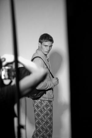 ジョルジオ アルマーニ、モノクロの中のニュートラルな瞬間。2017春夏キャンペーン広告公開