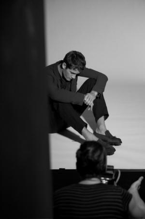 ジョルジオ アルマーニ、モノクロの中のニュートラルな瞬間。2017春夏キャンペーン広告公開