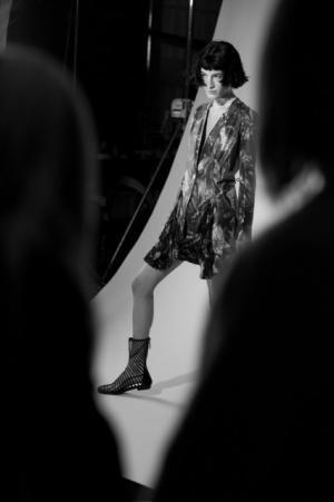 ジョルジオ アルマーニ、モノクロの中のニュートラルな瞬間。2017春夏キャンペーン広告公開