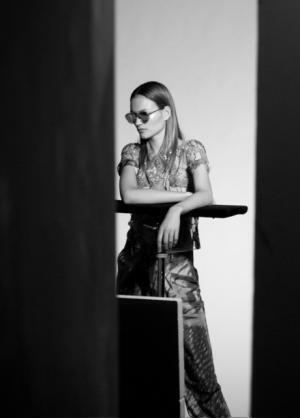 ジョルジオ アルマーニ、モノクロの中のニュートラルな瞬間。2017春夏キャンペーン広告公開