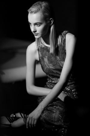 ジョルジオ アルマーニ、モノクロの中のニュートラルな瞬間。2017春夏キャンペーン広告公開