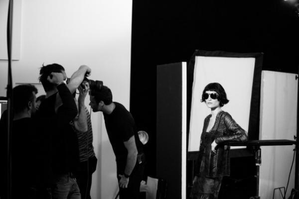 ジョルジオ アルマーニ、モノクロの中のニュートラルな瞬間。2017春夏キャンペーン広告公開