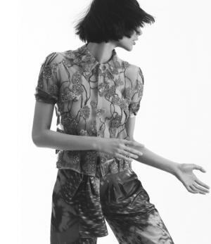 ジョルジオ アルマーニ、モノクロの中のニュートラルな瞬間。2017春夏キャンペーン広告公開