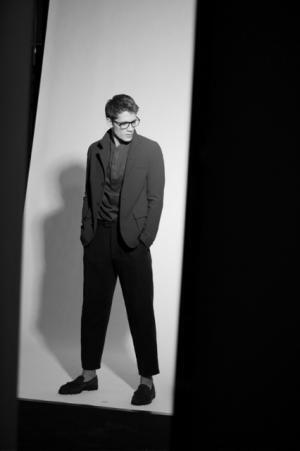 ジョルジオ アルマーニ、モノクロの中のニュートラルな瞬間。2017春夏キャンペーン広告公開