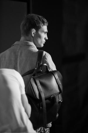 ジョルジオ アルマーニ、モノクロの中のニュートラルな瞬間。2017春夏キャンペーン広告公開