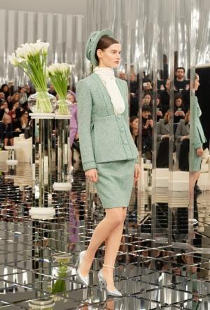 シャネル、反射する銀世界で過去・現在・未来の交錯【2017春夏クチュール】