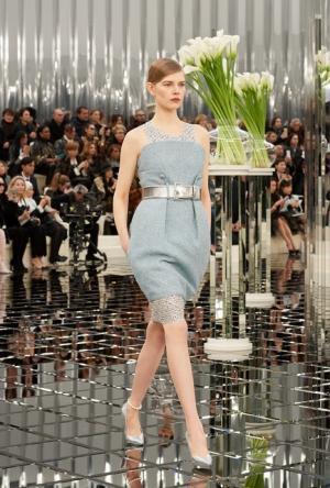 シャネル、反射する銀世界で過去・現在・未来の交錯【2017春夏クチュール】