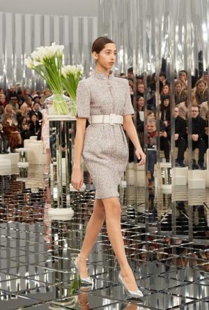 シャネル、反射する銀世界で過去・現在・未来の交錯【2017春夏クチュール】