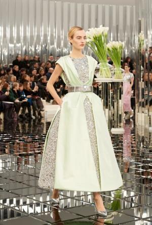 シャネル、反射する銀世界で過去・現在・未来の交錯【2017春夏クチュール】