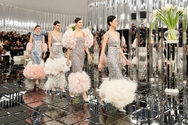 シャネル、反射する銀世界で過去・現在・未来の交錯【2017春夏クチュール】