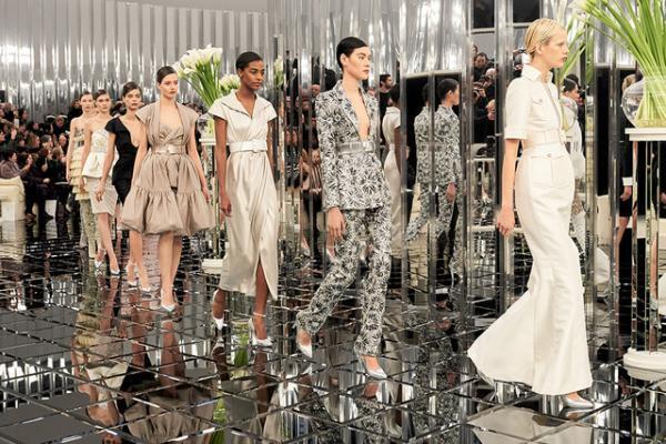 シャネル、反射する銀世界で過去・現在・未来の交錯【2017春夏クチュール】