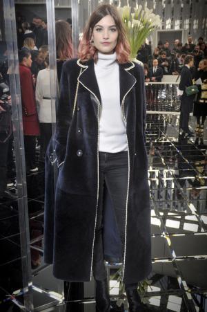 シャネル、反射する銀世界で過去・現在・未来の交錯【2017春夏クチュール】