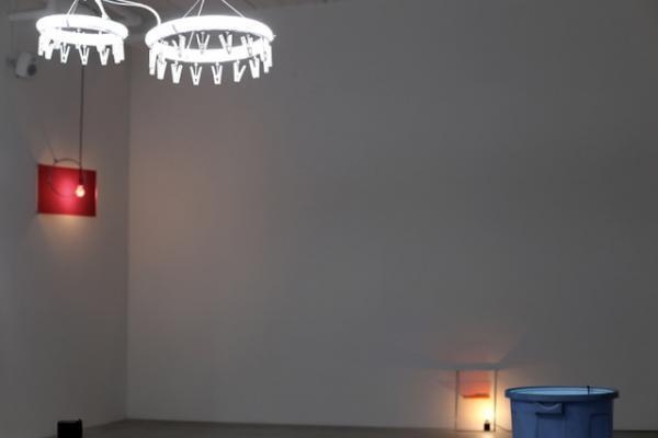 白金アワフェイバリットショップの“ひなまつり”は久門剛史のインスタレーションを展示