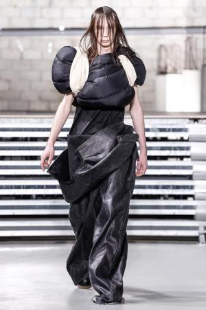 リック・オウエンス、何もかもが時放たれた時代【2017-18秋冬メンズ】