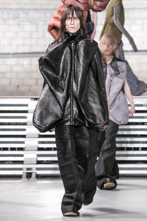 リック・オウエンス、何もかもが時放たれた時代【2017-18秋冬メンズ】