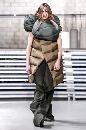 リック・オウエンス、何もかもが時放たれた時代【2017-18秋冬メンズ】