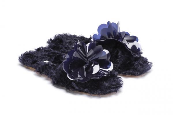 ミュウミュウがカラフルなスリッパの期間限定ショップをオープン！