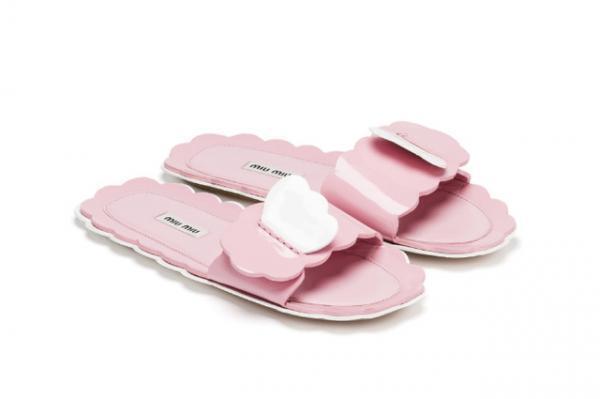 ミュウミュウがカラフルなスリッパの期間限定ショップをオープン！