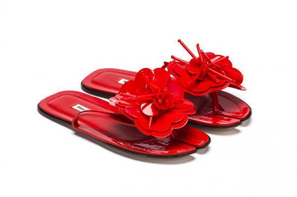 ミュウミュウがカラフルなスリッパの期間限定ショップをオープン！