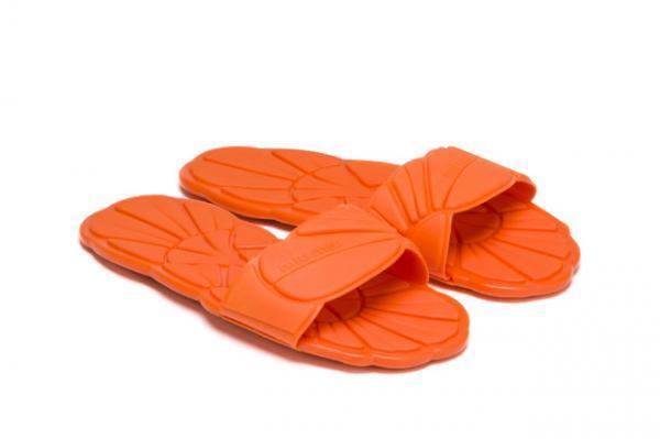 ミュウミュウがカラフルなスリッパの期間限定ショップをオープン！