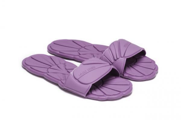 ミュウミュウがカラフルなスリッパの期間限定ショップをオープン！