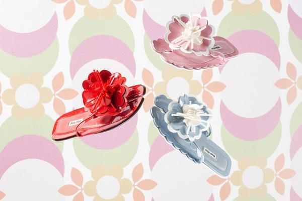 ミュウミュウがカラフルなスリッパの期間限定ショップをオープン！