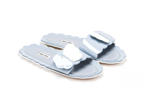 ミュウミュウがカラフルなスリッパの期間限定ショップをオープン！