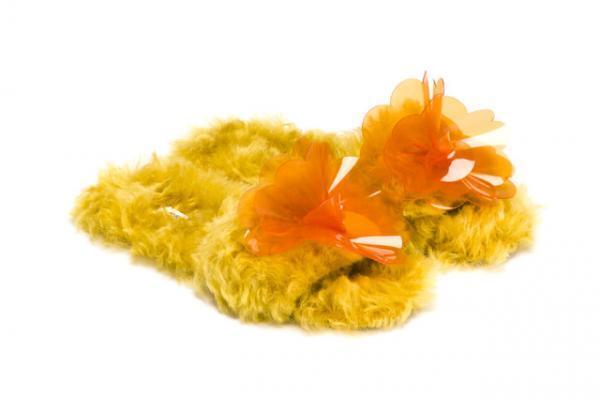 ミュウミュウがカラフルなスリッパの期間限定ショップをオープン！