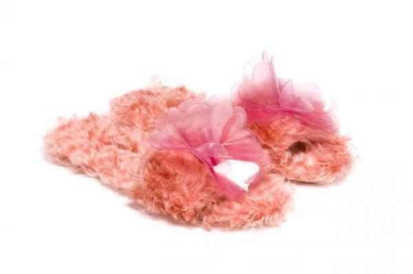 ミュウミュウがカラフルなスリッパの期間限定ショップをオープン！