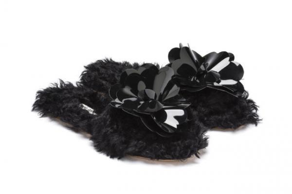 ミュウミュウがカラフルなスリッパの期間限定ショップをオープン！