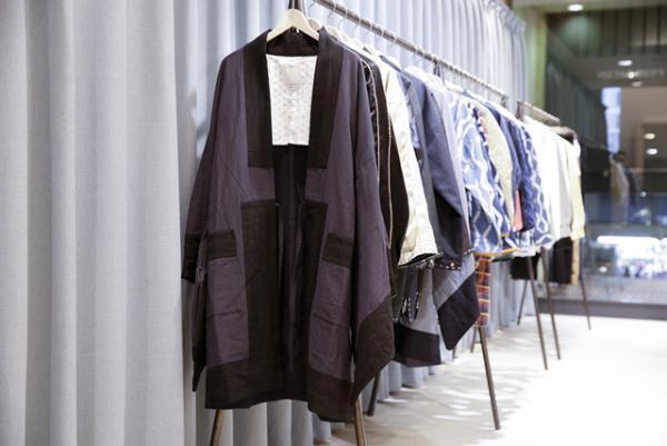 ビズビム初のランウェイショーの世界観を伊勢丹メンズで再現、希少な春夏キーアイテムも