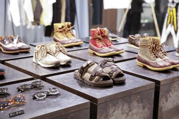 ビズビム初のランウェイショーの世界観を伊勢丹メンズで再現、希少な春夏キーアイテムも