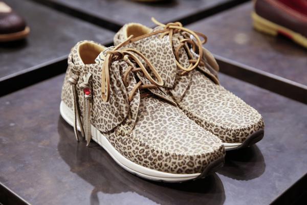 ビズビム初のランウェイショーの世界観を伊勢丹メンズで再現、希少な春夏キーアイテムも