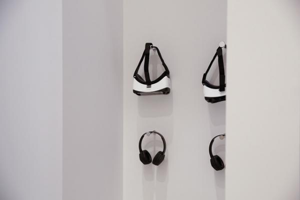 ビズビム初のランウェイショーの世界観を伊勢丹メンズで再現、希少な春夏キーアイテムも