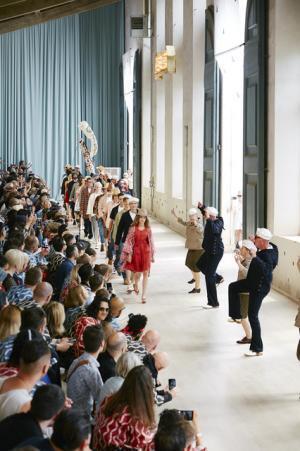 ビズビム初のランウェイショーの世界観を伊勢丹メンズで再現、希少な春夏キーアイテムも