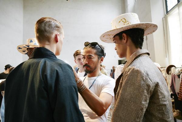 ビズビム初のランウェイショーの世界観を伊勢丹メンズで再現、希少な春夏キーアイテムも