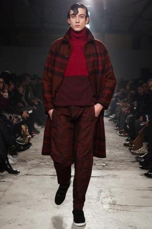 ホワイトマウンテニアリング、黒に黒を重ねた妙【2017-18秋冬メンズ】