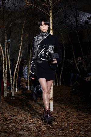 オフ-ホワイト c/o ヴァージル アブローが生むカルチャーや国境のボーダーのうねり【2017-18秋冬メンズ】