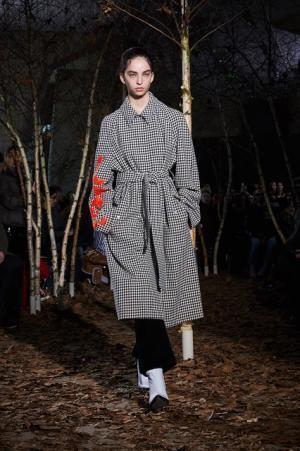 オフ-ホワイト c/o ヴァージル アブローが生むカルチャーや国境のボーダーのうねり【2017-18秋冬メンズ】