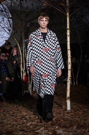 オフ-ホワイト c/o ヴァージル アブローが生むカルチャーや国境のボーダーのうねり【2017-18秋冬メンズ】