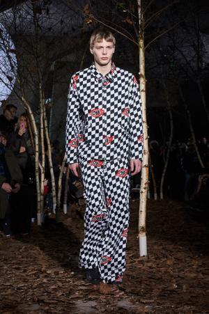 オフ-ホワイト c/o ヴァージル アブローが生むカルチャーや国境のボーダーのうねり【2017-18秋冬メンズ】