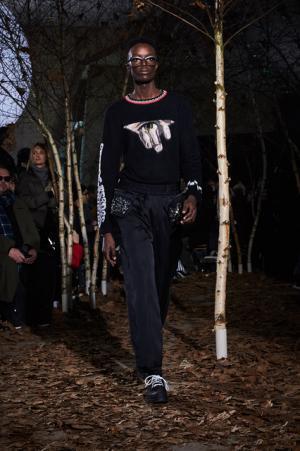 オフ-ホワイト c/o ヴァージル アブローが生むカルチャーや国境のボーダーのうねり【2017-18秋冬メンズ】