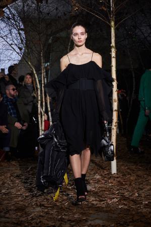 オフ-ホワイト c/o ヴァージル アブローが生むカルチャーや国境のボーダーのうねり【2017-18秋冬メンズ】