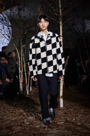 オフ-ホワイト c/o ヴァージル アブローが生むカルチャーや国境のボーダーのうねり【2017-18秋冬メンズ】