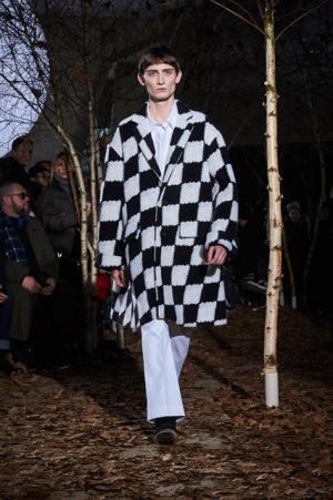 オフ-ホワイト c/o ヴァージル アブローが生むカルチャーや国境のボーダーのうねり【2017-18秋冬メンズ】