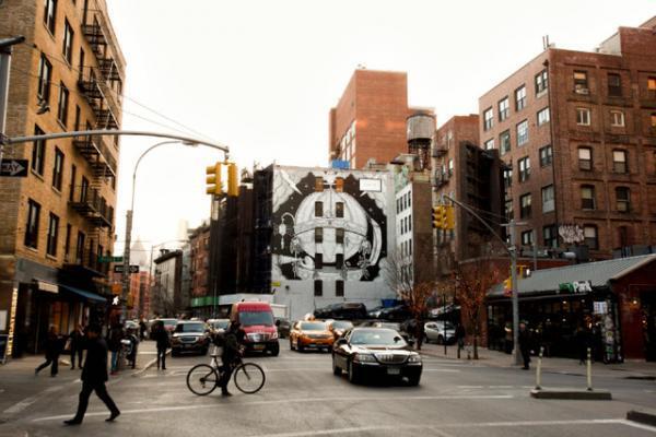 グッチがニューヨークの大型ウォールにハンドペイントの屋外広告を展示