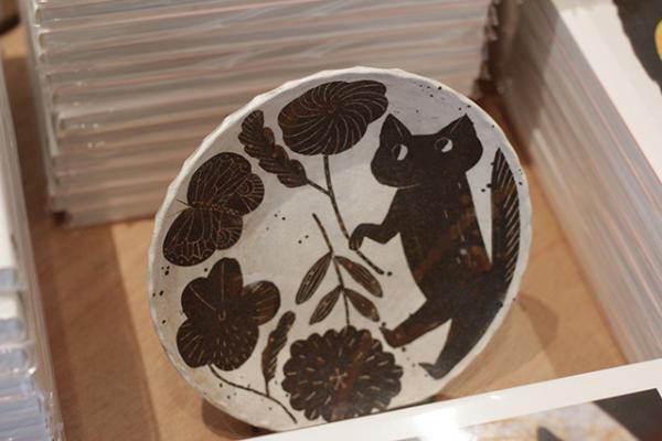 鹿児島睦の作品を一冊にまとめた『Makoto Kagoshima Ceramics』が森岡書店銀座店で発売