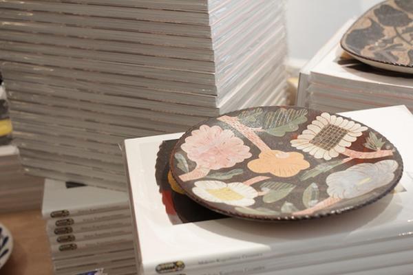 鹿児島睦の作品を一冊にまとめた『Makoto Kagoshima Ceramics』が森岡書店銀座店で発売